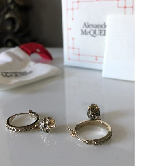 NIB AMQ ALEXANDER MCQUEEN Mini Skull Hoop Earrings - Picture 10 of 16